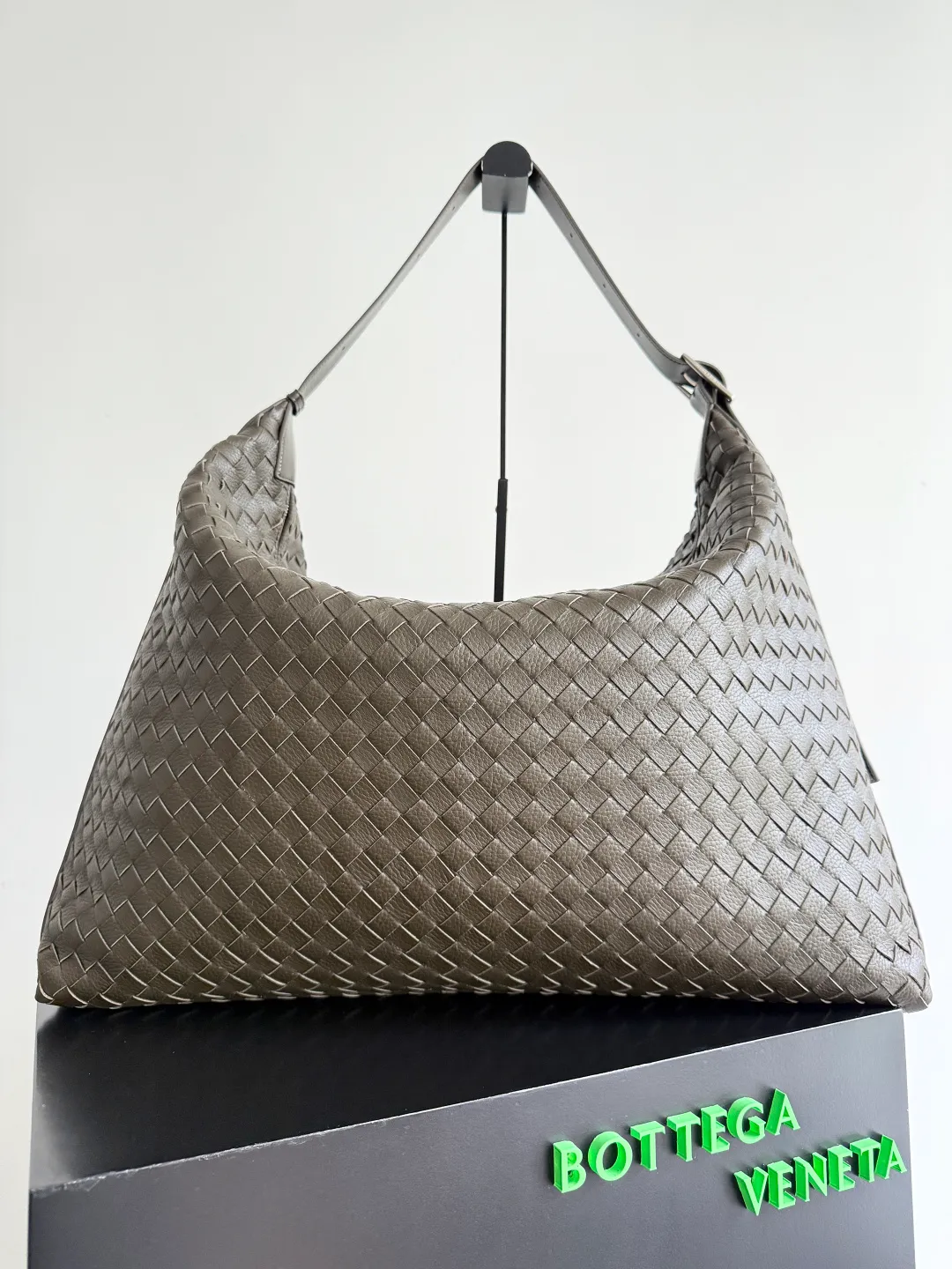 Batch 3280 BOTTEGA VENETA's new Traveler deerskin series is here! The travel season is coming soon, and I believe you must need a large-capacity and simple bag. This new Traveler is very in line with the current travel craze. The whole bag is designed with deerskin and is made of the highest quality leather. It feels tougher to the touch. The super large capacity is suitable for short trips. Traveling with friends and family does not require carrying heavy luggage. It is also very convenient for friends who often travel for work. You can carry two changes of clothes and a computer with you. It also comes with an adjustable shoulder strap to free your hands. Style number: 806976 Size: 58*46*10cm